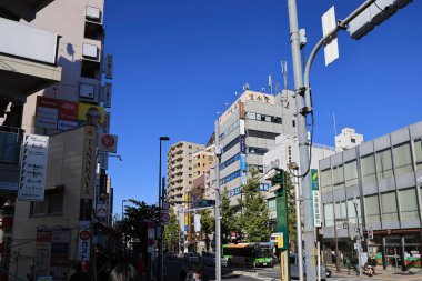 29 Kasım 2023 Gökdelenli şehir metropolünün üzerinde parlak mavi gökyüzü.