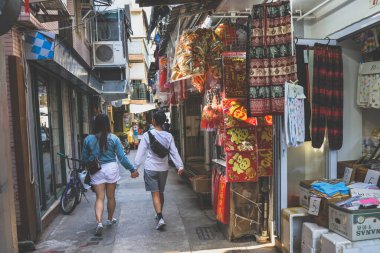 Ocak 6 2024 yerel sokak pazarı, yerel gıda ve ürünler satıyor,