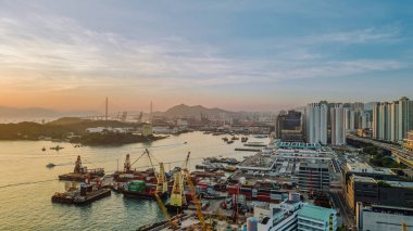 25 Aralık 2021 Manzaralı gökdelenleri olan bir metropol şehrinin modern gökyüzü..