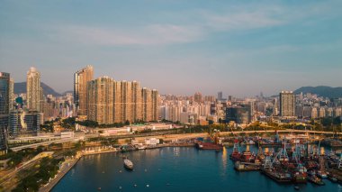 25 Aralık 2023 Şehir merkezi alacakaranlıkta şehrin ışıklarıyla aydınlandı..