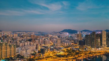 25 Aralık 2023 alacakaranlıkta panoramik gökyüzü ile aydınlanmış metropol