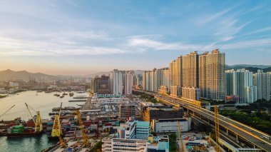 25 Aralık 2023 Şehir merkezi, nehir, liman ve gökdelenlerle gökdelenler.