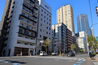 Şehir merkezindeki parlak şehir gökdeleninde 28 Kasım 2023