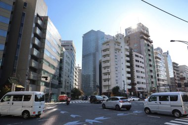 28 Kasım 2023 'te işlek sokaklar ve yüksek binalarla modern şehir silueti.