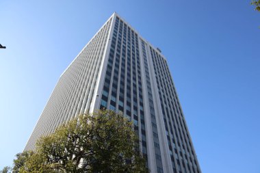 Uzun gökdelenleri olan soyut modern şehir silueti. 28 Kasım 2023