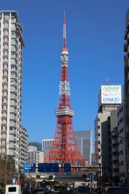 Tokyo Kulesi, 28 Kasım 2023 tarihli mavi gökyüzü ile sonbahar mevsiminde dönüm noktasıdır.