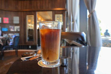 28 Kasım 2023 tarihli bir barda alkollü içecek bardaklarıyla dolu bir masa.