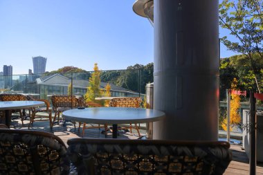 Açık hava restoranındaki ahşap masa, 28 Kasım 2023