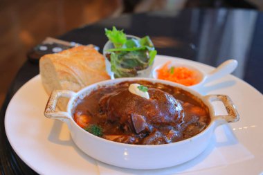 28 Kasım 2023 'te bir restoranda gurme tabağında Asya mutfağı.