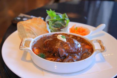 28 Kasım 2023 'te bir restoranda gurme tabağında Asya mutfağı.