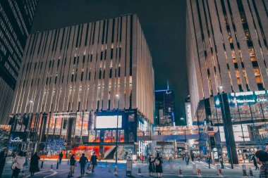 28 Kasım 2023 Aydınlanmış Binalarla Gece Yoğun Şehir Caddesi