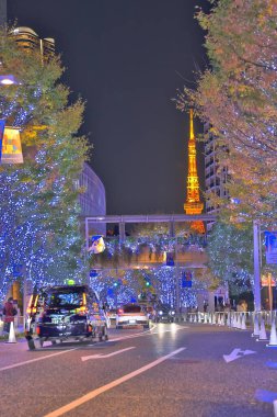 28 Kasım 2023 Aydınlatılmış Roppongi Keyakizaka Caddesi ve Tokyo Kulesi