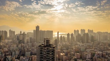 Jan 7 2024 Günbatımında modern gökyüzü boş kentsel alanda.