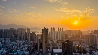 Jan 7 2024 Günbatımında modern gökyüzü boş kentsel alanda.