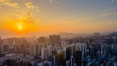 Jan 7 2024 Günbatımında modern gökyüzü boş kentsel alanda.