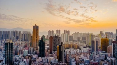 Jan 7 2024 Günbatımında modern gökyüzü boş kentsel alanda.