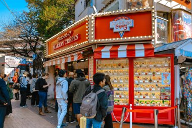 28 Kasım 2023 'te Şehir Merkezi Kalabalık İş Adamları ile Meşgul