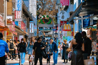 28 Kasım 2023 'te Şehir Merkezi Kalabalık İş Adamları ile Meşgul