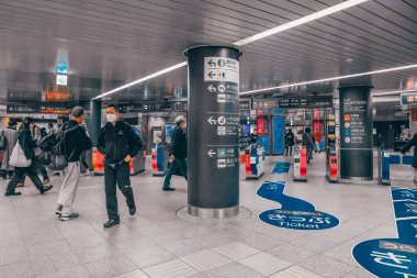 28 Kasım 2023 Shinjuku, Tokyo 'da yeraltı geçidinde yürüyen insanlar.,