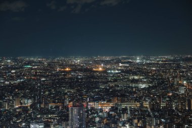 Karanlık bir akşam gökyüzünün altında parıldayan şehir 28 Kasım 2023