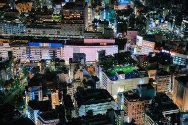 Modern şehir gökyüzü gece görüşü ile ekspres 28 Kasım 2023