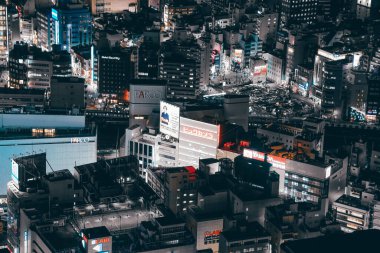 Modern şehir gökyüzü gece görüşü ile ekspres 28 Kasım 2023