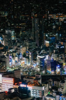 Modern şehir gökyüzü gece görüşü ile ekspres 28 Kasım 2023