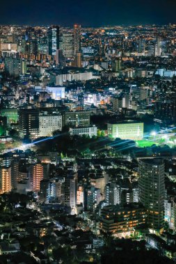 Modern şehir gökyüzü gece görüşü ile ekspres 28 Kasım 2023