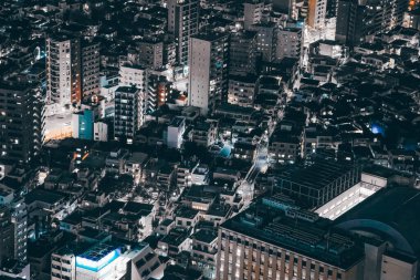 Modern şehir gökyüzü gece görüşü ile ekspres 28 Kasım 2023