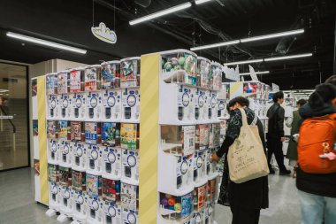 Güneş ışığı şehri, Japon gachapon otomatları 28 Kasım 2023