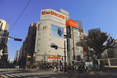 28 Kasım 2023 Tokyo Shinjuku İstasyonu 'nun dışındaki yaya geçidi.