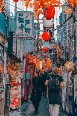Shinjuku, Tokyo 'daki Omoide Yokocho, 28 Kasım 2023