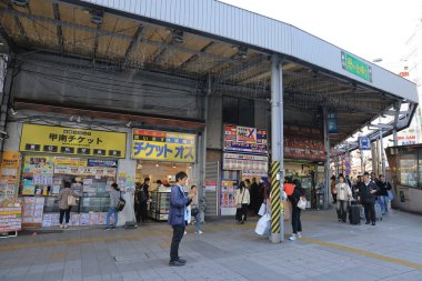 28 Kasım 2023 Shinjuku Batı Girişinde Karşıya Geçen Yolcular