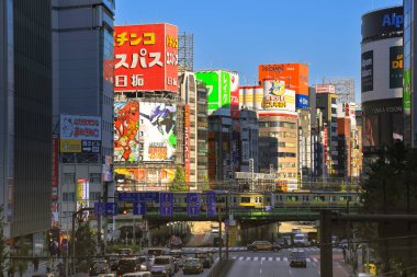 28 Kasım 2023 Shinjuku İstasyonu 'nda yaya ve trafik kesişiyor.