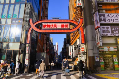 Kabukicho Ichiban Caddesi, Shinjuku Tokyo, Japonya 28 Kasım 2023