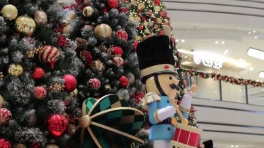 Hong Kong - 12 Aralık 2023: Landmark alışveriş merkezinde Noel süslemeleri