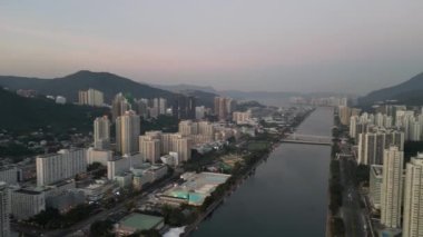 24 Aralık 2023 'te Hong Kong' da gökdelenleri olan Shing Mun Nehri.