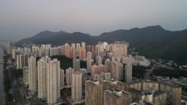 24 Aralık 2023 'te Hong Kong' da gökdelenleri olan Shing Mun Nehri.