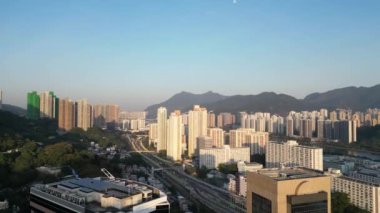 24 Aralık 2023 'te Hong Kong' da gökdelenleri olan Shing Mun Nehri.