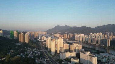 24 Aralık 2023 'te Hong Kong' da gökdelenleri olan Shing Mun Nehri.