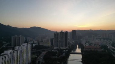 24 Aralık 2023 'te Hong Kong' da gökdelenleri olan Shing Mun Nehri.