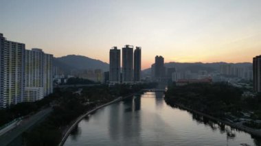 24 Aralık 2023 'te Hong Kong' da gökdelenleri olan Shing Mun Nehri.