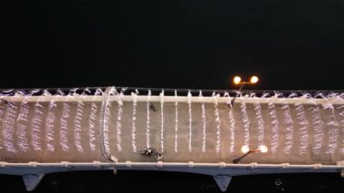 24 Aralık 2023 'te Hong Kong' da gökdelenleri olan Shing Mun Nehri.