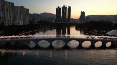 24 Aralık 2023 'te Hong Kong' da gökdelenleri olan Shing Mun Nehri.