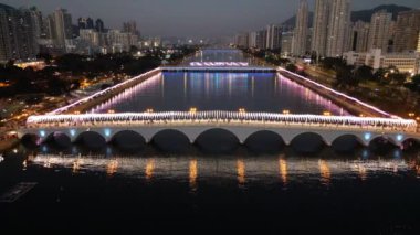 24 Aralık 2023 'te Hong Kong' da gökdelenleri olan Shing Mun Nehri.