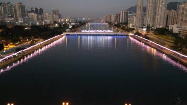 24 Aralık 2023 'te Hong Kong' da gökdelenleri olan Shing Mun Nehri.