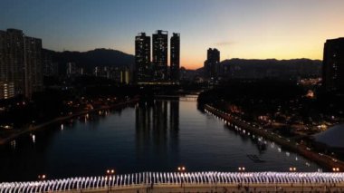 24 Aralık 2023 'te Hong Kong' da gökdelenleri olan Shing Mun Nehri.