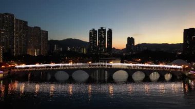 24 Aralık 2023 'te Hong Kong' da gökdelenleri olan Shing Mun Nehri.