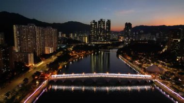 24 Aralık 2023 'te Hong Kong' da gökdelenleri olan Shing Mun Nehri.