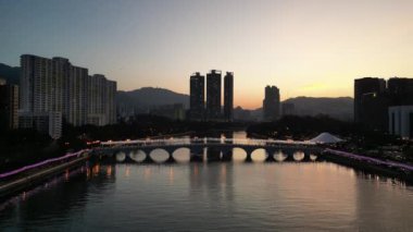 24 Aralık 2023 'te Hong Kong' da gökdelenleri olan Shing Mun Nehri.